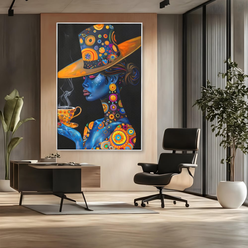 Tablou canvas cu tablou canvas cu portretul unei femei albastre, in rama de aluminiu argintiu, pe perete intr-un birou